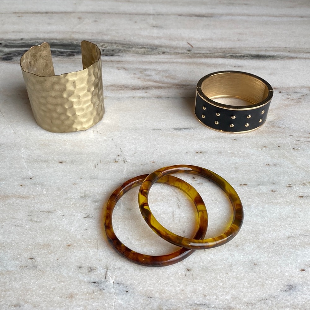 SET OF 4 WOMENS BRACELETS: 2 RESIN, GOLD CUFF, BLACK & GOLD TENSION CLOSE